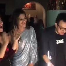 Varun dhawan keeps sharing a lot of his fashionable looks on instagram. Kirti Sanon Celebrated Birthday With Beau Sushant Rajput Varun Dhawan Shraddha Kapoor Ptc Punjabi
