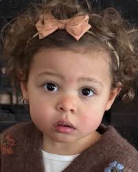 Buon secondo compleanno al mio dolce Rooney Marie! Sei un'esplosione di  sole, e sono grata per i tuoi abbracci curativi! Buon compleanno! Ti amo,  GaGa❤️