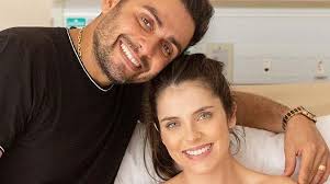 Esposa de Mano Walter exibe bebê de 1 mês e fala em 3ª gravidez