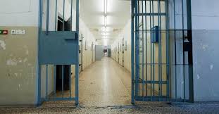 Accusati di essere violenti torturatori per aver bloccato la rivolta dei. Carcere S M Capua Vetere Blitz M5s 5 Educatori Per 960 Detenuti