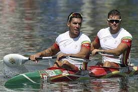 No decorrer da prova existem vários locais para sair do kayak e correr, com o barco na mão, até um local. Tribuna Expresso Grandes Jogos Canoagem Falha Uma Medalha Por Muito Pouco
