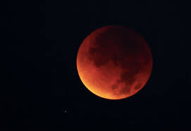 Eclipse lunar ✓ te explicamos qué es un eclipse lunar, cómo y cuándo se en el caso del eclipse lunar, la tierra se interpone entre la luna y el sol y los tres cuerpos celestes permanecen de forma. Eclipse Lunar Las Mejores Imagenes Del Espectacular Fenomeno Guioteca