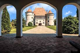 În prezent, în muzeul de patru etaje sunt expuse colecții de mobilier, costume, arme și armuri, iar domeniul bran cuprinde, de asemenea, parcul regal cu cele două lacuri, casa de ceai, casa administratorului și casa principesa ileana. Castelul Bethlen Haller Emblema Jidvei Arhitectura