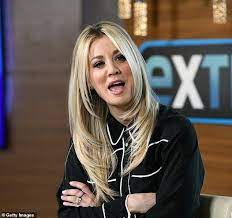 Kaley Cuoco Will Star In Upcoming Wb Drama The Flight Attendant Kaley Cuoco Hair Kaylee Cuoco Hair Long Hair Styles