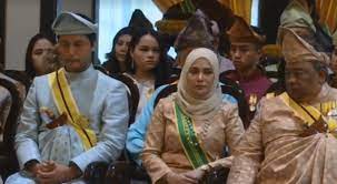 Peringkat kedua darjah sri sultan ahmad shah pahang (d.s.a.p.) bintang darjah kebesaran ini hendaklah serupa dengan bintang darjah kebesaran peringkat pertama, tetapi enamelnya berwarna biru muda. Warisan Raja Permaisuri Melayu January 2019
