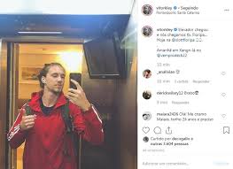 Ela riu do meu cabelo sem me conhecer eu, que sou um cara esperto, já colei pra ver qual que era. Vitor Kley Deixa Os Internautas Sem Folego Ao Compartilhar Selfie No Elevador