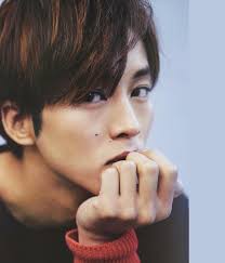 松坂桃李 fan さんはinstagramを利用しています え これやばい めっちゃ目が合うんだけど 手もめっちゃキレイなん分かるし チャームポイントのホクロもバッチリ 松坂桃李ファン得でしかない 松坂桃李 目 写真 ポーズ 男 俳優