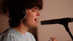 Anne Lukin: «Eszenatokira igotzen naizenean, burbuila batean sartzen naiz» 