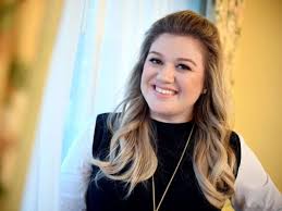 Reba heiratete 1989 den manager und gitarristen narvel blackstock und machte sie damit zur stiefmutter seiner drei kinder: Kelly Clarkson Uber Das Massaker Von Texas Stars