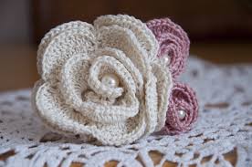 Eccovi allora una raccolta di vari schemi di fiori che potrete utilizzare per realizzare spille, bouquet; Bouquet Con Fiori All Uncinetto Alluncinetto It