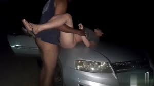 Negao threw the hot casadinha on top of the car and made her moan tasty  putting his dick in her with