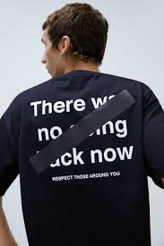 Tim kreatif terdiri dari desainer, sumber spesialis dan personil pengembangan produk. Top With Text On Back Zara United Kingdom Kaos Gaya Pria Baju Kaos