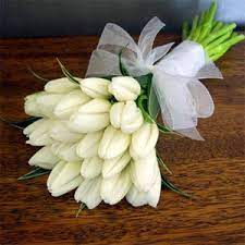 Make It Simple But Memorable Precious White Bunch From Dangwa Florist Beforeidobridalfair Tulip Bouquet Wedding Brides Flowers Bouquet White Tulip Bouquet