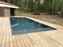 Piscine Miroir 10 X 4 Terrasse Bois Volet Roulant Immerge Lyneo Piscines En 2020 Amenagement Jardin Terrasse Piscine Terrasse Bois Piscine