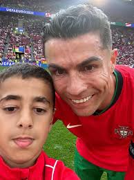 Die UEFA bestätigte eine Strafe für den jungen Eindringling, die ihn von  allen zukünftigen Spielen der Euro 2024 ausschließt. In ihrer Erklärung  betonte die UEFA, dass das Eindringen in das Spielfeld einen