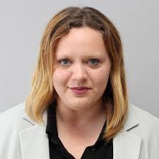 Leslie Perrin's Instagram, Twitter & Facebook