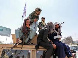 Un combatiente talibán realiza guardia en la entrada del cuartel general de la policía, en ghazni, el 12 de agosto. Iq0h7wtil7gkmm