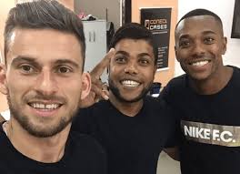 Lucas pedro alves de lima. Futuro No Santos Robinho Passa Dia Com Lucas Lima Arrumando Cabelo Gazeta Esportiva