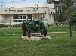 במרץ 1988 החלו בבניית בתי הקבע של היישוב. Bustan Hagalil Wikipedia