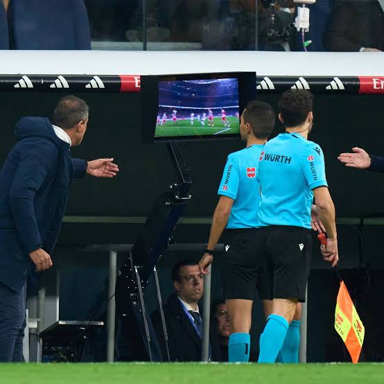 El cambio que planea la FIFA para el VAR podría ser un antes y un después  en el fútbol, pero seguirán las polémicas - LA NACION