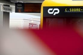 Os revisores, o pessoal das bilheteiras e das oficinas estão a ganhar salários cada vez mais próximos do salário mínimo. Greve Na Cp Suprime 43 Comboios Nas Primeiras 12 Horas Cp Publico