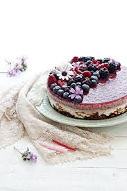 C'è quello che si cuoce al forno e quello che non necessita di cottura, proprio come quello che vi vogliamo proporre oggi: Torta Fredda Senza Cottura Ai Frutti Di Bosco E Cocco La Ricetta Che Vale