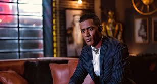 الطيار أشرف أبو اليسر، مر بأزمة شهيرة مع الفنان محمد رمضان، والتي فصل على إثرها، بعدما نشر رمضان مقطعاً مصوراً يوضح أنه يقود إحدى الطائرات أثناء إقلاعها، بعد قيامه من مقعد الركاب الخاص به، وأعلن توجهه لغرفة القيادة الخاصة بالطائرة، وأنه سيقوم بقيادتها ليكون. ÙÙŠ Ø£ÙˆÙ„ Ø¸Ù‡ÙˆØ± Ù„Ù‡ Ø§Ù„Ø·ÙŠØ§Ø± Ø£Ø´Ø±Ù Ø£Ø¨Ùˆ Ø§Ù„ÙŠØ³Ø± ÙŠØ¹Ù„Ù‚ Ø¹Ù„Ù‰ Ù„Ù‚Ø·Ø© Ø§Ù„Ø¯ÙˆÙ„Ø§Ø±Ø§Øª Ù„Ù…Ø­Ù…Ø¯ Ø±Ù…Ø¶Ø§Ù† ÙÙŠØ¯ÙŠÙˆ Sputnik Arabic