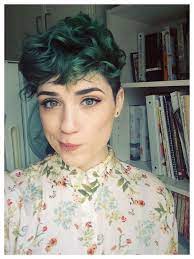 Coiffure Sur Cheveux Court Modele Coupe Courte Garconne Boucles Frises Boucle Frisee Couleur Vert Ten Hair Styles Short Hair Styles Curly Hair Styles Naturally