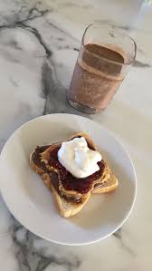 Toast Originale Dejeuner Pour Bourrer Nutella Beurre D Arrachides Confiture De Fraise Et Creme Fouettee Cafe Food Love Food Yummy Food