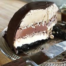 Find out some of ree's most delicious dessert recipes and learn how to make them from the comfort of your own home.catch full episodes of the pioneer woman. The Pioneer Woman Ree Drummond This Crazy Colossal Dessert Is One Of Four Big Honkin Game Day Delights You Ll See On A Brand New Episode Of My Show Tomorrow From A