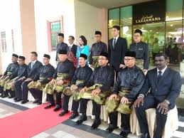 Walaupun kerajaan di negeri pahang telah lama wujud, namun corak pemerintahan kesultanan melayu islam di negeri pahang wujud selepas terbentuknya kerajaan islam di melaka. Bernama Tv On Twitter Barisan Exco Kerajaan Negeri Melaka Bergambar Bersama Yang Dipertua Negeri Melaka Tun Dr Mohd Khalil Yaakob Di Seri Negeri Ayer Keroh Malaysiabaharu Https T Co S9hpldvgxe