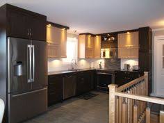 Cuisine De Style Contemporain 2 Couleurs Armoires En Polyester Shaker Et Comptoir De Stratifie Carre Designer Karine Poit Sweet Home Kitchen Cabinets Armoire