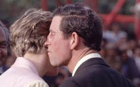 How does the Starmers' public kiss compare to previous leaders?
