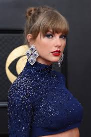 Grammys 2023: Taylor Swift Wears Midnight Blue Gown