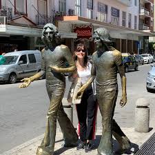 De inmediato, se convirtió en un atractivo turístico. Estatuas De Charly Garcia Y Nito Mestre Sui Generis Mar Del Plata Buenos Aires