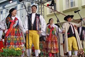 Kromě zábavného programu a náboženské pouti se můžou. Folklor Zije Chodske Slavnosti V Domazlicich Jsou Plne Dudaku Kolacu A Kroju Regiony