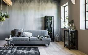 houten vloer en betonnen muur interieur stijl en bank