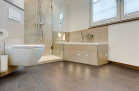 Geben sie jetzt die erste bewertung ab! Modernes Badezimmer Mit Reduziertem Fliesenspiegel Hellbraunen Fliesen Und Hellem Putz Fur Eine Lockere Atmosphare Die Bo Badezimmer Glasduschen Eckbadewanne