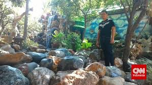 Saat pemasangan keramik batu alam untuk lantai maupun dinding ada beberapa hal yang mesti di perhatikan, agar terwujudnya lantai atau dinding dengan aplikasi keramik batu alam yang tersusun. Taman Unik Di Semarang Terbuat Dari 380 Ton Batu Akik