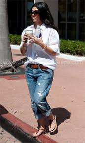 The socialite was quick to respond to a twitter user who decided to throw a bit of shade at kylie in the comments section of one of her posts. Kourtney Kardashian Wearing Citizens Of Humanity Dylan Boyfriend With Skull Bunny In Icon Sam Edelman Gigi Thong Sandals Celebrity Style Guide