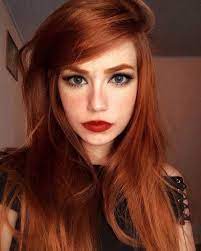 Lange Kupfer Rote Haare Und Roter Lippenstift Ginger Hair Hair Brush Straightener Red Hair Green Eyes