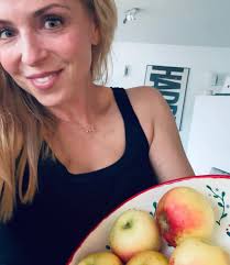 Mittagspause genutzt: Die letzten Äpfel aus dem eigenen Garten… 🍎🍏 Selbst  geerntet schmeckt irgendwie immer besser, nicht? 🤤 #workbreak #eigenanbau  #sothankful