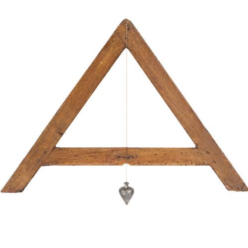 Niveau maçonnique en bois avec fil à plomb – symbole du Compagnon et de l’égalité en franc-maçonnerie - Nos Colonnes