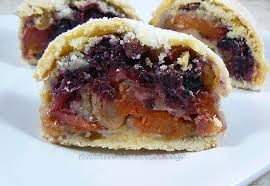 Roule Croustillant Aux Abricots Et Fruits Rouges Croustillant Gateau Fruits Rouges Alimentation