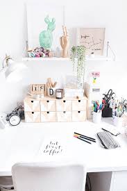 Bildschirm Podest Aus Holz Ars Textura Diy Blog Diy Deko Schreibtisch Raumideen Diy Arbeitszimmer Einrichten