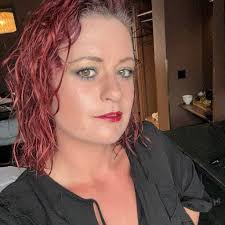 What are well-trusted suppliers of raw food for dogs and how to handle the  meat at home?