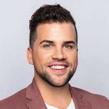 Jay Dyson's Instagram, Twitter & Facebook