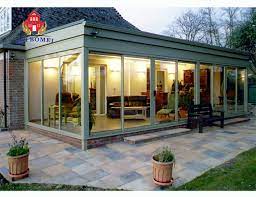 غرفة زجاجية في الحديقة