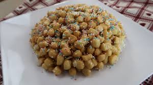 During the carnival in umbria, for instance you may taste struffoli, a sweet typical of perugia, made with honey, sugar and candied fruits. Pin Su Fritti Dolci