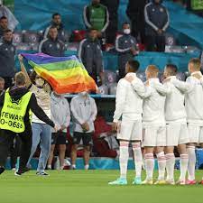 Während der ungarischen nationalhymne sprintet ein flitzer mit der regenbogenflagge auf das spielfeld und. Kbppcccbo81dxm